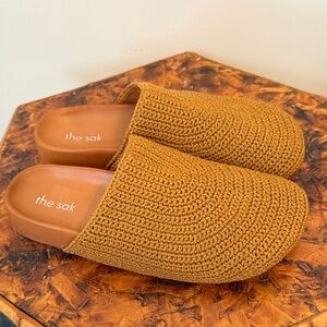 EUC The Sak Women's Bolinas Hand Crocheted Clogs, size 9, Golden Brown